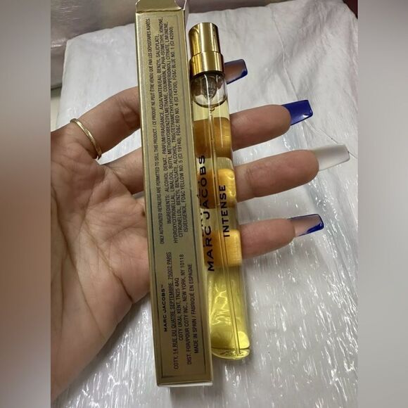 Marc Jacobs Perfect Intense
Travel Spray - Luxurious Elegance in Your Po… - Picture 13 of 17